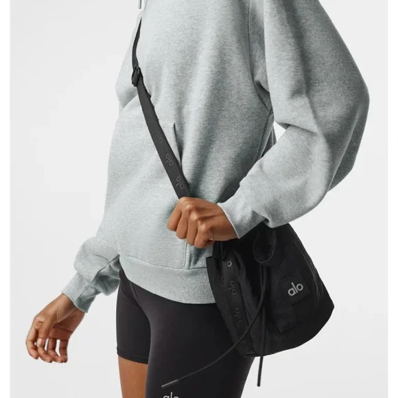 ALO Yoga クロスボディバケットバッグ　ブラック Cross Body Bucket Bag - Black | Alo Yoga